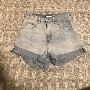 H&M light wash stretchy trendy mom shorts